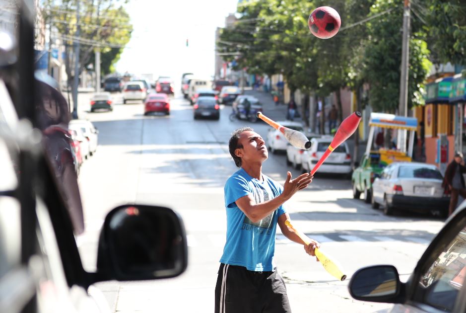 Celso Carrizosa utiliza clavas y pelotas en la esquina de la 1a. avenida y 19 calle, zona 1. (Foto Prensa Libre: César Pérez)