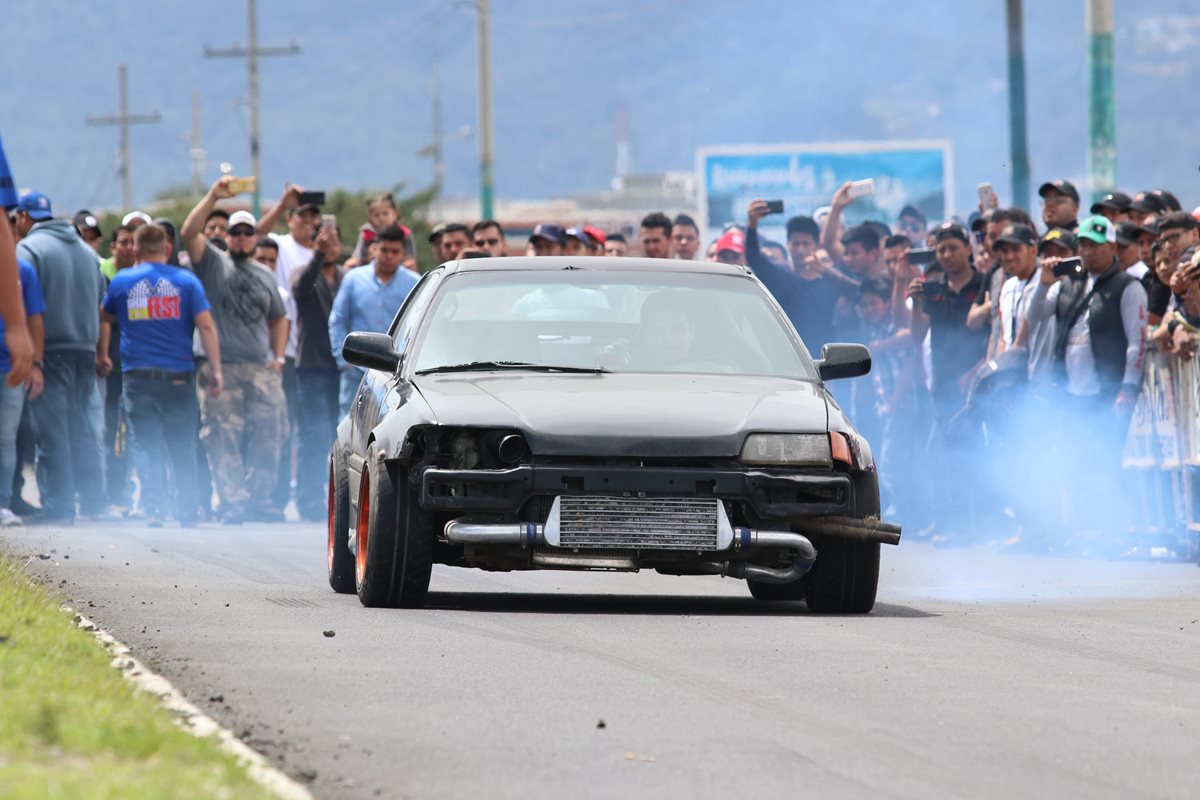 Más de 150 corredores participaron en el segundo Festival de Velocidad, cuarto de milla, que se corrió en Quetzaltenango. (Foto Prensa Libre: Raúl Juárez)