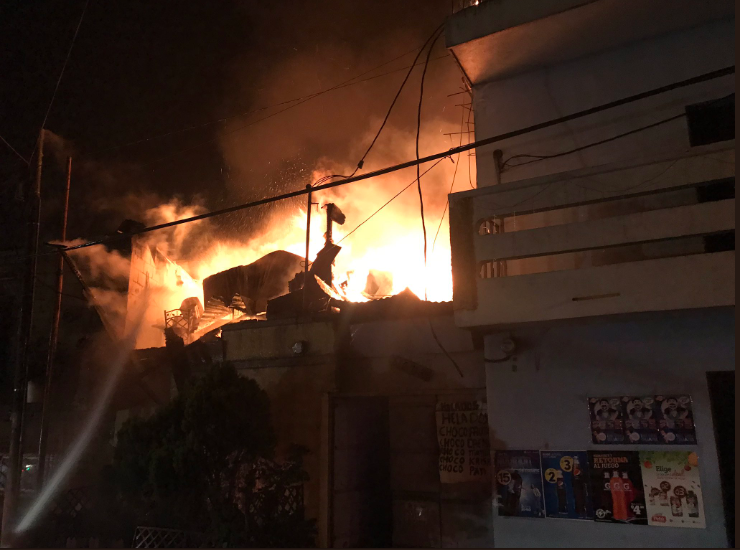 Un incendio se originó en una vivienda de la colonia el Milagro, zona 6 de Mixco.(Foto Prensa Libre: cortesía)