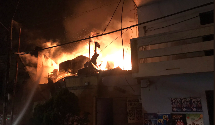 Un incendio se originó en una vivienda de la colonia el Milagro, zona 6 de Mixco.(Foto Prensa Libre: cortesía)