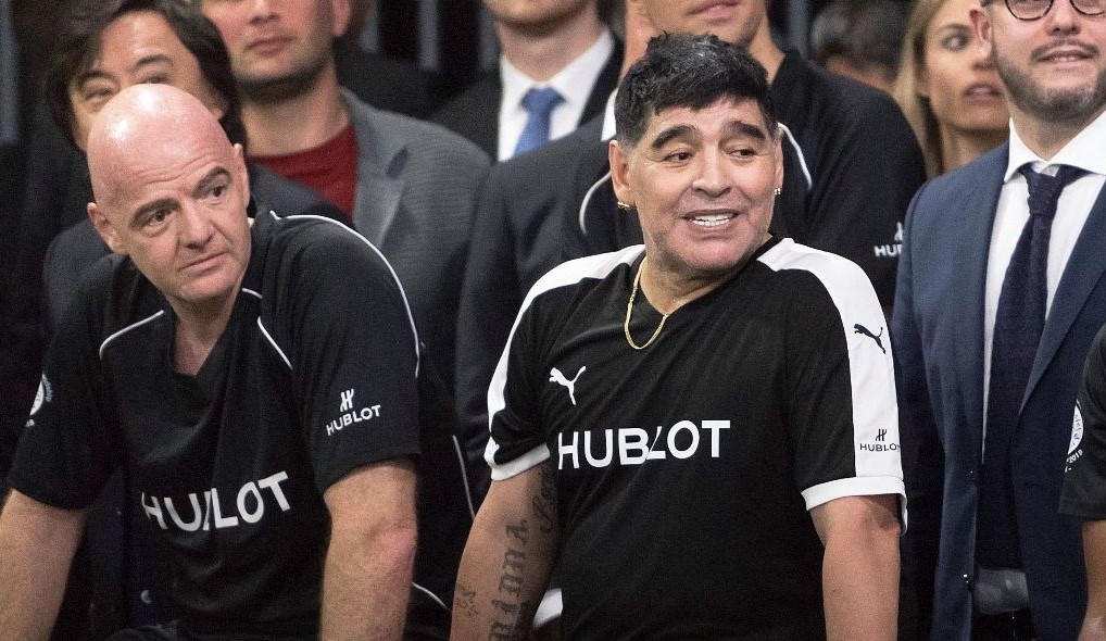 El presidente de la FIFA, Gianni Infantino, Diego Armando Maradonay el francés Christian Karembeu posan antes de disputar un partido amistoso organizado por una marca de relojes. (Foto Prensa Libre: EFE)
