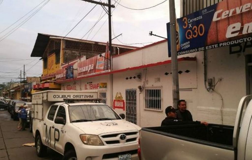 Los operativos se realizaron en varios negocios de venta de bebidas alcohólicas. (Foto Prensa Libre: MP)
