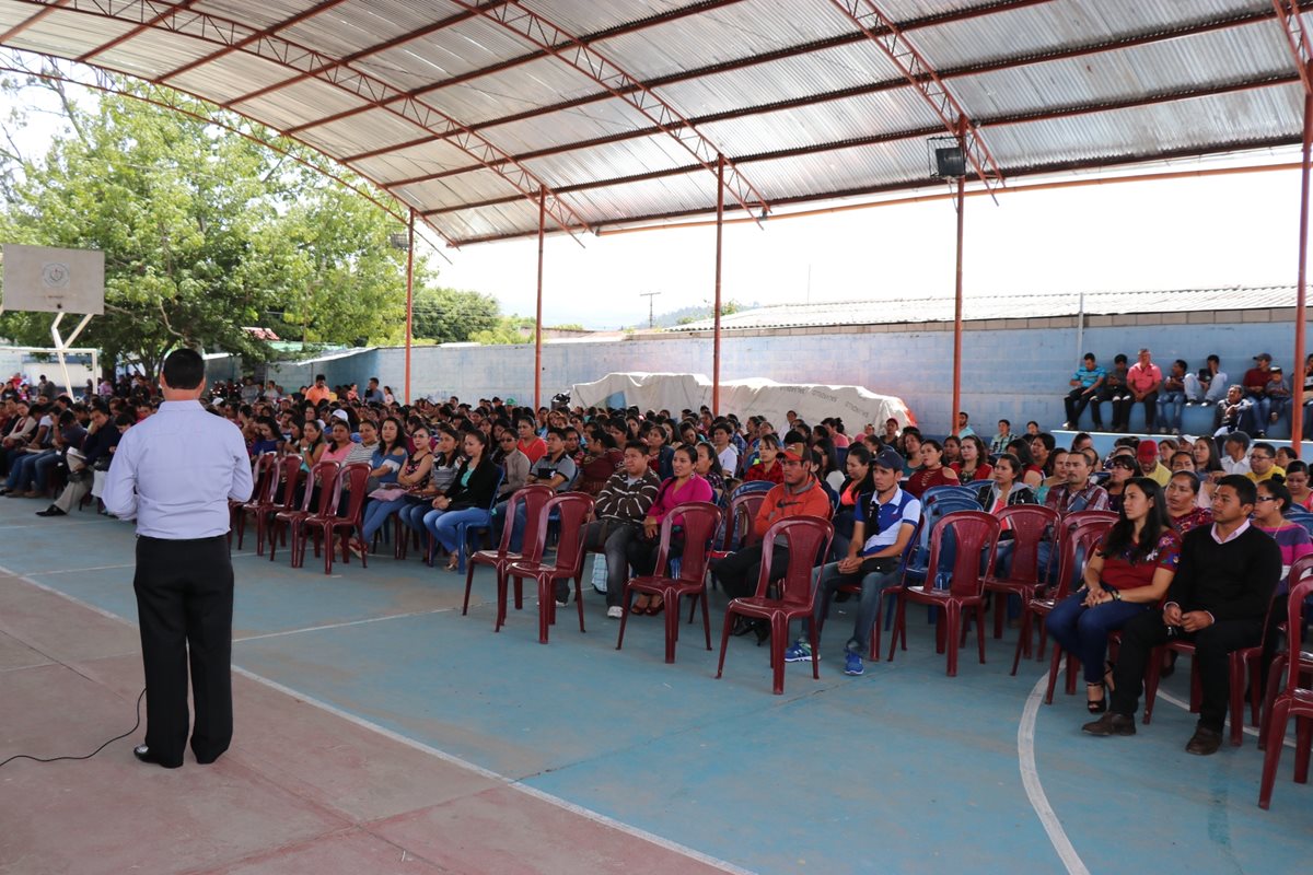 Maestros de Joyabaj, Quiché, se reunieron para exigir que se repita la elección de los nuevos dirigentes del STEG. (Foto Prensa Libre: Héctor Cordero)