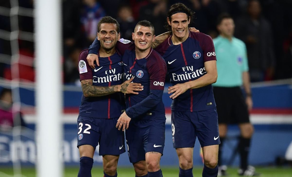 Dani Alves, Marco Verrate y Cavani celebran uno de los goles del París SG contra el Niza. (Foto Prensa libre: AFP)