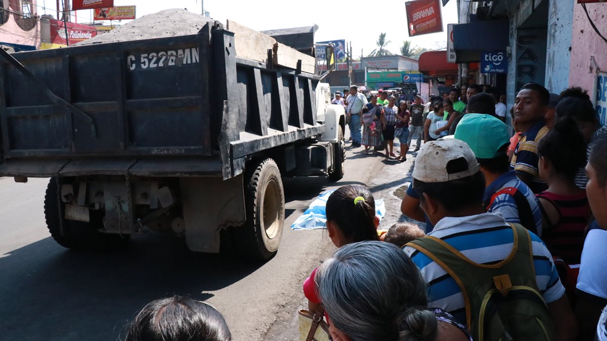 Un vendedor de dulces fue arrollado por un camión en Cuyotenango, Suchitepéquez. (Foto Prensa Libre: Cristian Soto)