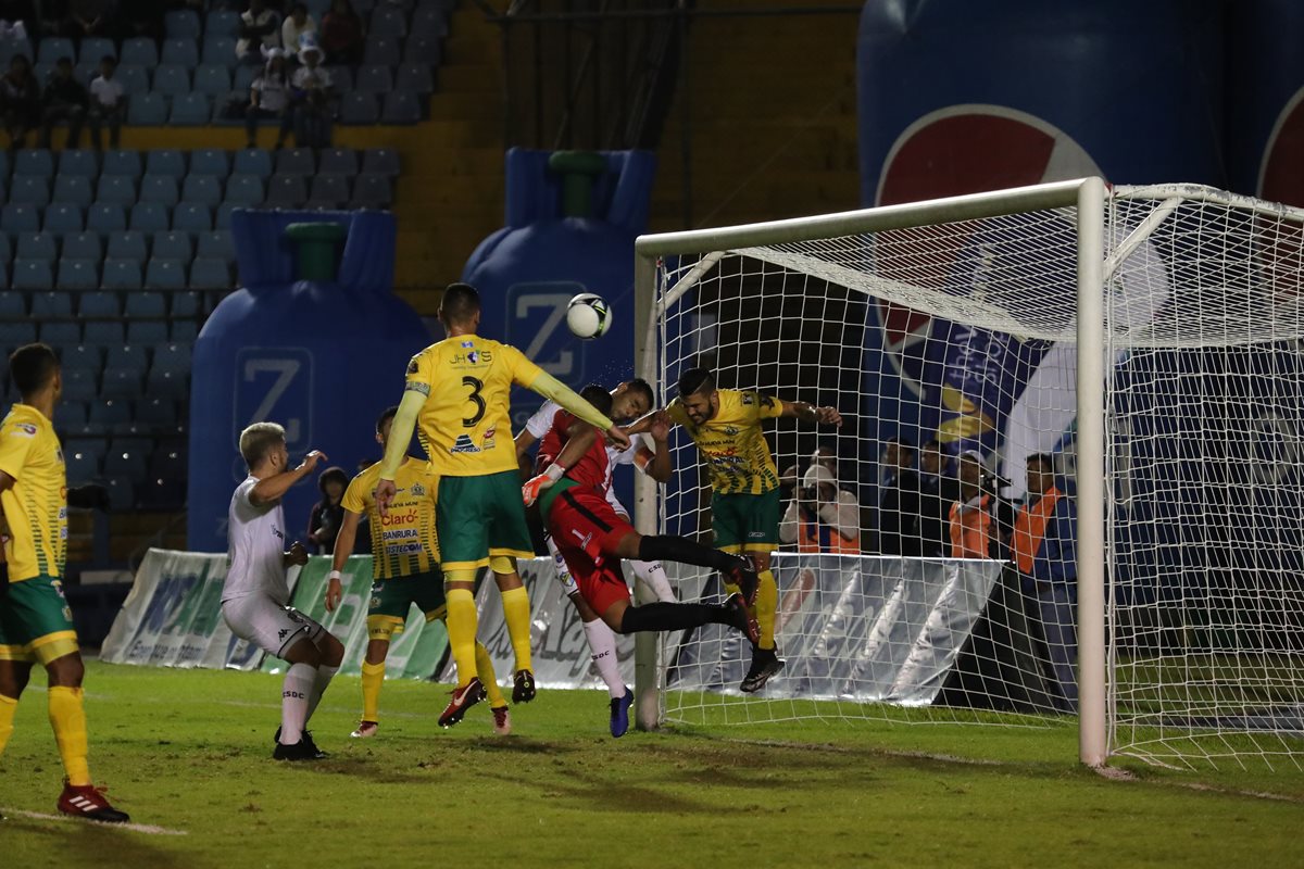 Aarón Navarro evita el segundo gol de Comunicaciones, tras un cabezazo de Rubén Morales. (Foto Prensa Libre: Érick Ávila)