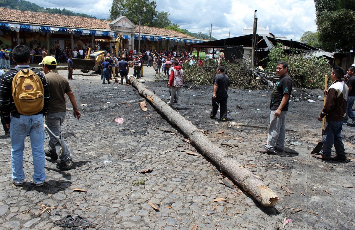 El Palo de los Voladores de Santo Tomás Chichicastenango, fue derribado luego de que se dañara en un incendio. (Foto Prensa Libre: Óscar Figueroa)