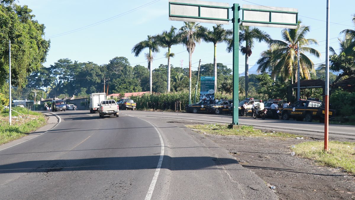 Los agentes antimotines se mantienen en alerta. (Foto Prensa Libre: Cristian I. Soto)