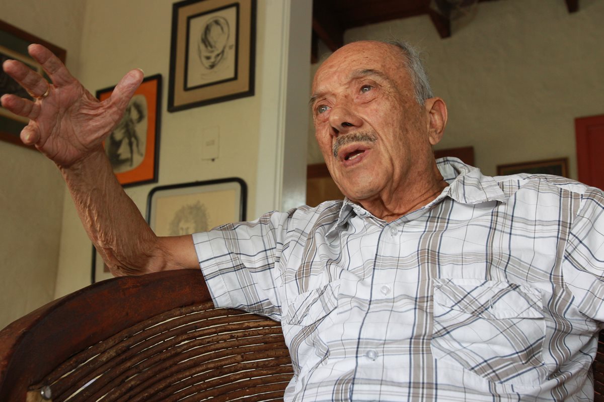 Jorge Mario García Laguardia, ex procurador de Derechos Humanos en Guatemala , en entrevista con Prensa Libre comenta acerca de diferentes temas. (Foto Prensa Libre: Estuardo Paredes)