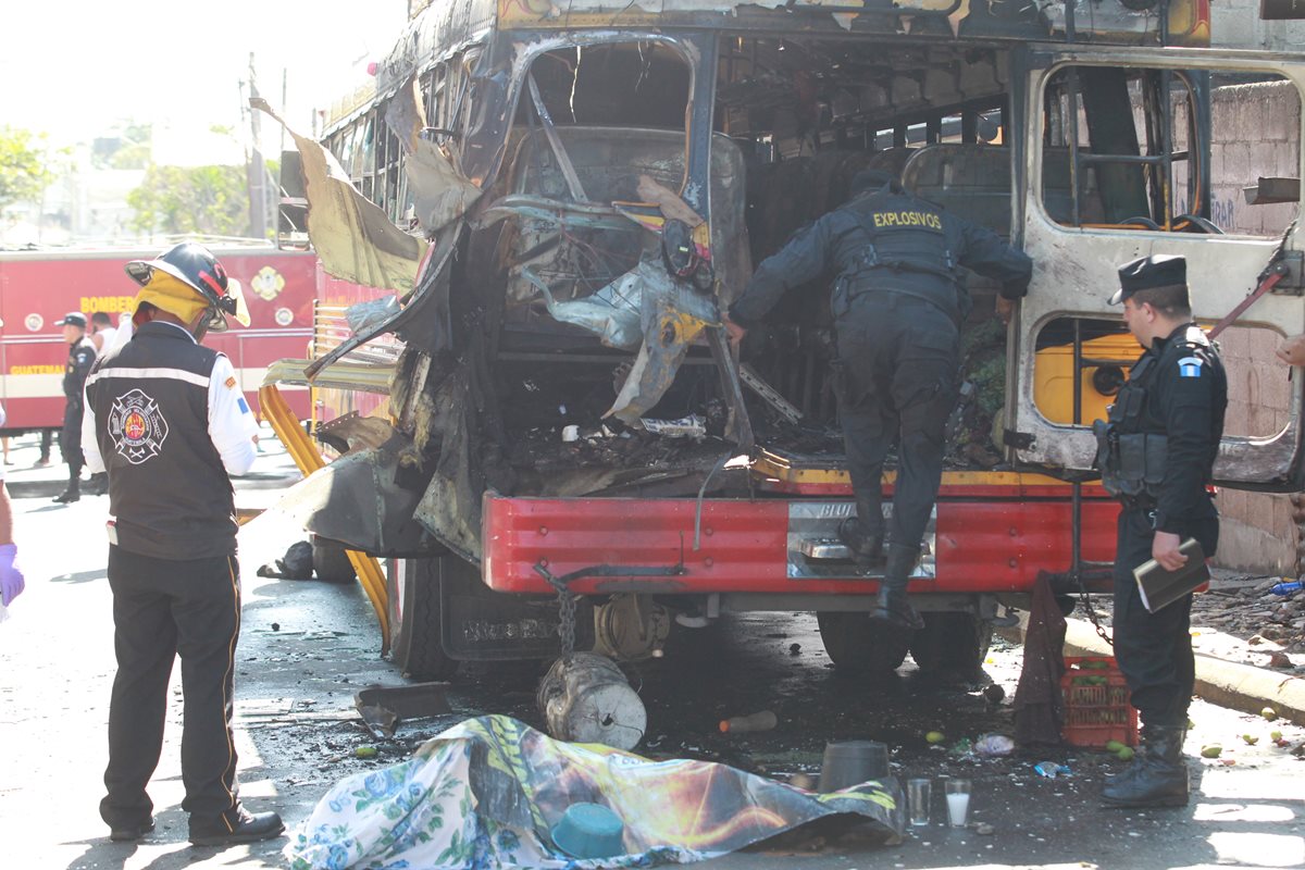 El estallido de una bomba casera en un autobús, en San José Pinula,  dejó dos muertos y 16 heridos, el  6 de marzo último. (Foto Prensa Libre: Hemeroteca PL)