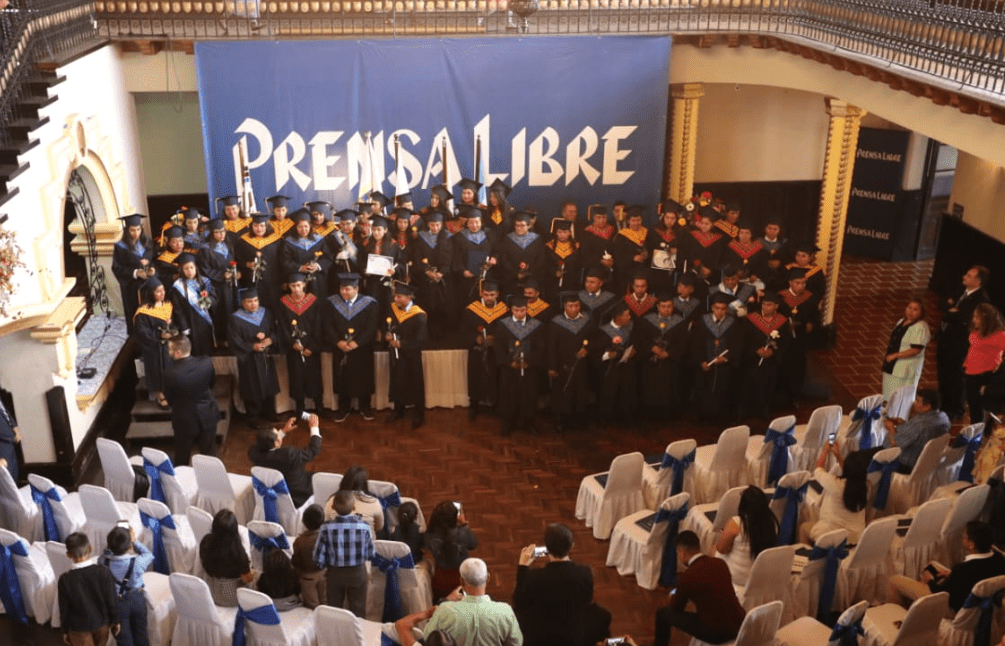 Grupo de graduandos de la Escuela de Voceadores de Prensa Libre: (Foto Prensa Libre: Esbin García).