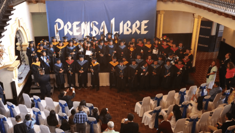 Grupo de graduandos de la Escuela de Voceadores de Prensa Libre: (Foto Prensa Libre: Esbin García).