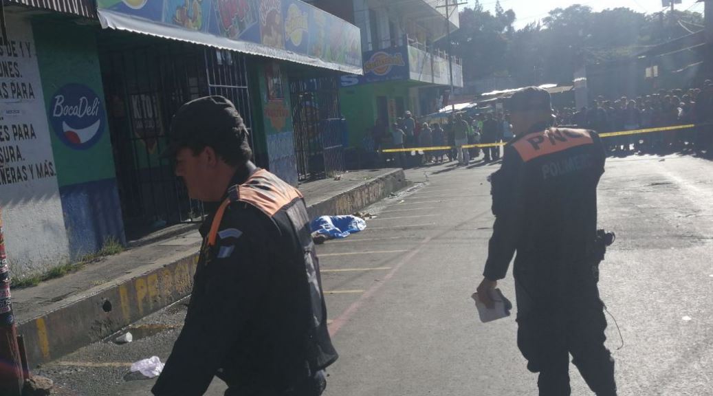 Policía resguarda el lugar del ataque armado en Villa Nueva. (Foto Prensa Libre: Érick Ávila)