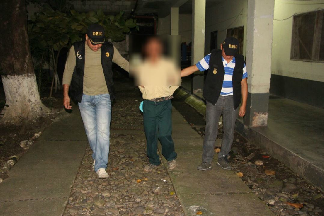 Investigadores conducen al hombre, sindicado de haber violado a su hijastra, en Gualán, Zacapa. (Foto Prensa Libre: Mario Morales)