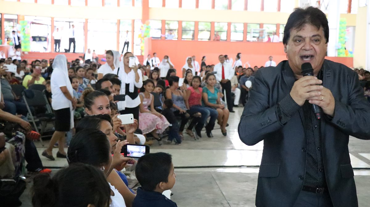 El artista Gustavo Lima en su presentación en Mazatenango. (Foto Prensa Libre: Cristian Icó).