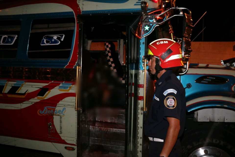 Bomberos Municipales llegaron al lugar del ataque pero el conductor ya había muerto. (Foto Prensa Libre CBM)