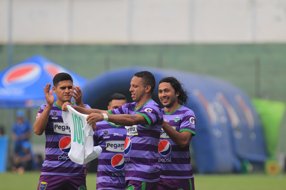 Óscar Isaula sumó 100 goles en Liga Nacional con la diana conseguida contra Malacateco. (Foto Prensa Libre: Carlos Vicente)