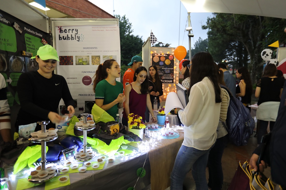 Estudiantes de la carrera de Ingeniería en Ciencias de Alimentos de la Universidad del Valle de Guatemala participaron en la Expo Food UVG. (Foto Prensa Libre: Ana Lucía Ola)