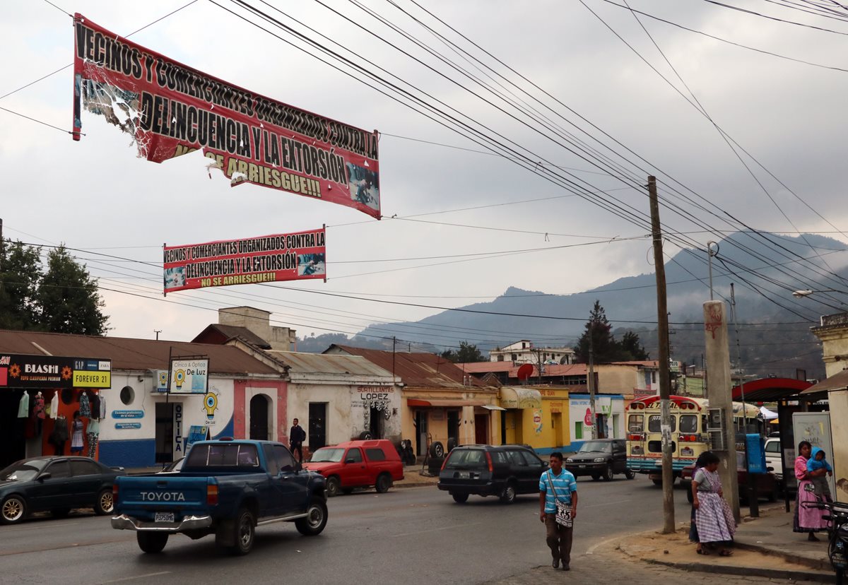 Vecinos y comerciantes colocaron mantas de vinil con advertencia, en la 19 avenida, zona 3 de Quetzaltenango. (Foto Prensa Libre: Carlos Ventura).