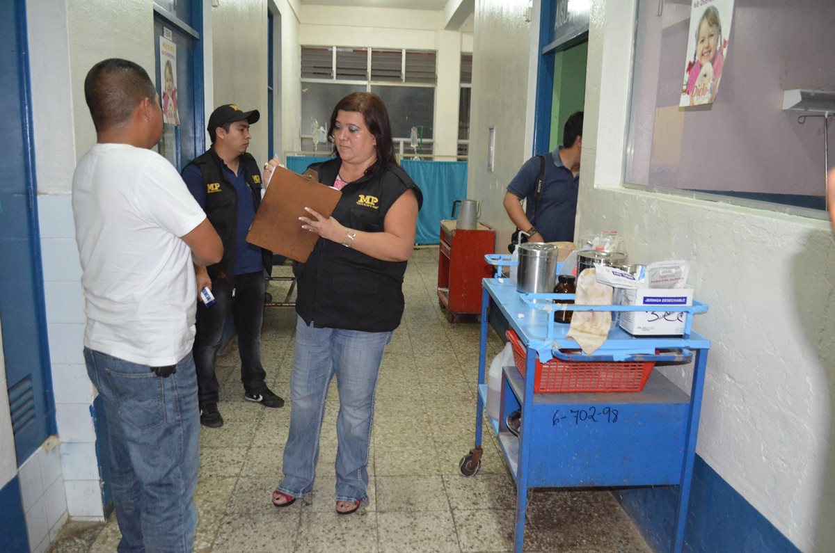 Agentes del MP entrevistan a agente investigador, en el Hospital Nacional de Retalhuleu. (Foto Prensa Libre: Jorge Tizol)