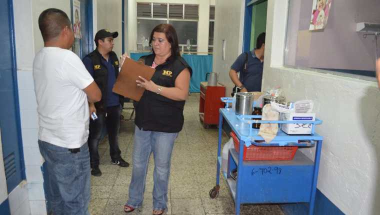 Agentes del MP entrevistan a agente investigador, en el Hospital Nacional de Retalhuleu. (Foto Prensa Libre: Jorge Tizol)