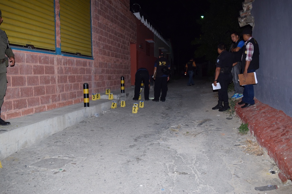 Lugar donde la víctima resultó herida de bala en la cabecera de Zacapa. (Foto Prensa Libre: Víctor Gómez).