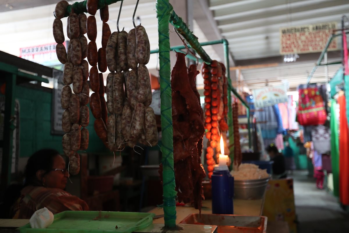 Comerciantes del mercado La Democracia se vieron afectados con el corte de energía que duró 80 horas en Xela. (Foto Prensa Libre: Fred Rivera)