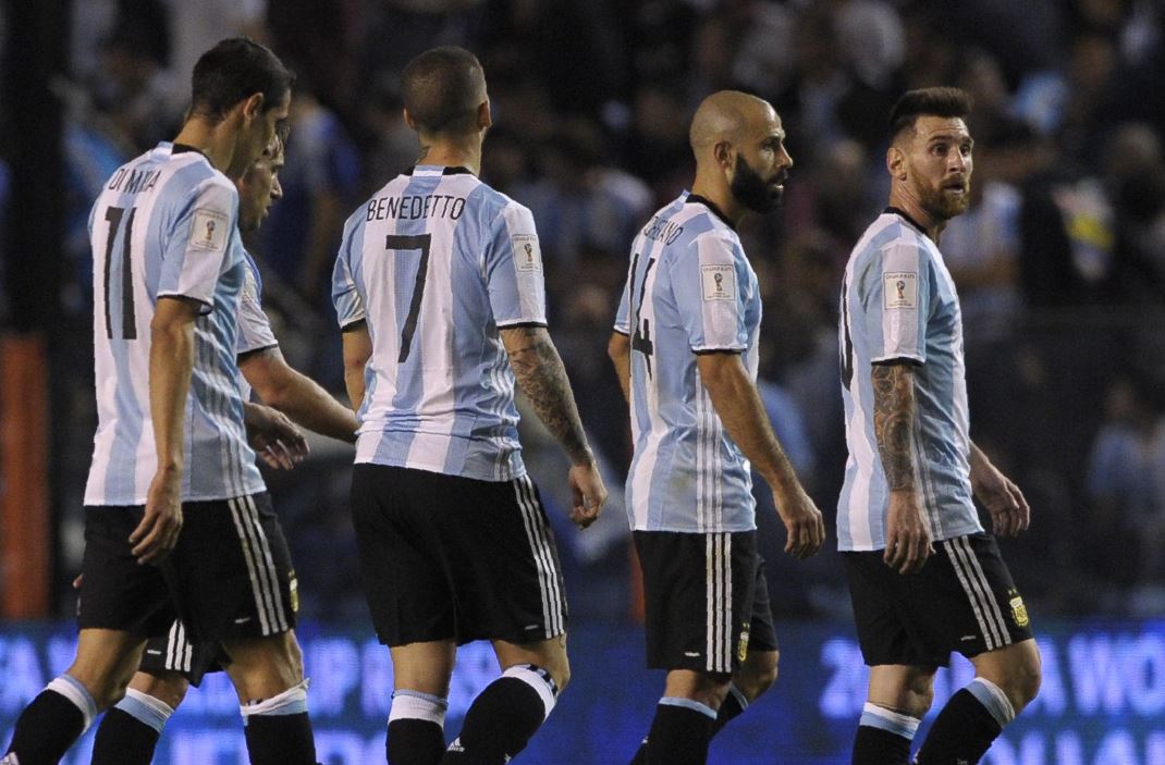 Los jugadores de la selección de Argentina muestran su tristeza tras el empate contra Perú. (Foto Prensa Libre: AFP)