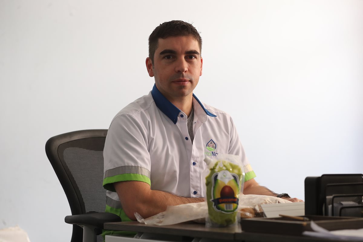 Rony Estrada es gerente general de la empresa Terranova con dos años en el mercado guatemalteco comercializa aguacate en fruto o en guamacol listo para el consumo, además ofrecen plátano pre-frito a restaurantes y hoteles de la ciudad.