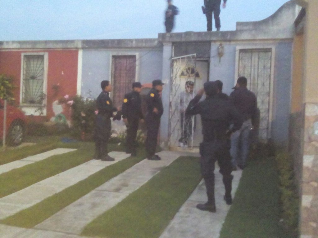 Una de las viviendas allanadas por las fuerzas de seguridad, en la que no se halló ningún ilícito. (Foto Prensa Libre: PNC)