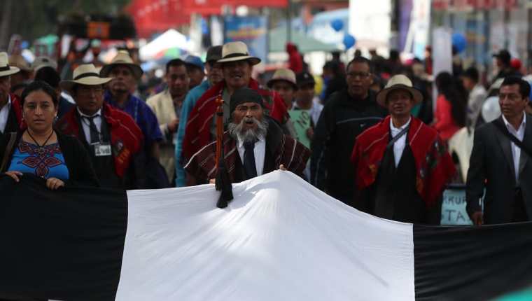 Los alcaldes indígenas de nueve municipios de Quetzaltenango desfilaron este 15 de septiembre contra el presidente Jimmy Morales y contra la corrupción. (Foto Prensa Libre: Mynor Toc)