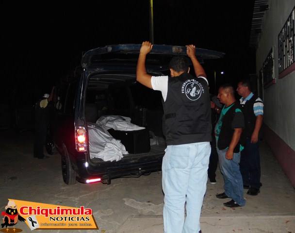 Cadáveres baleados de cuatro hombres en Chiquimula son trasladados a la morgue. (Foto Facebook: Chiquimula Noticias)