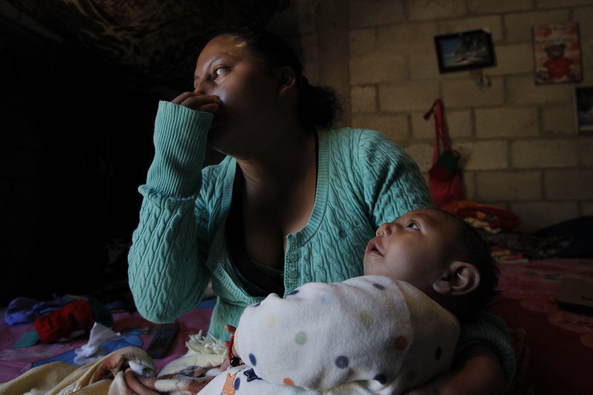 Paula Polanco es una de las madres que dio a luz un bebé con microcefalia, en Jutiapa. Aún no ha obtenido ayuda para los exámenes de su hijo. (Foto Prensa Libre: Paulo Raquec)