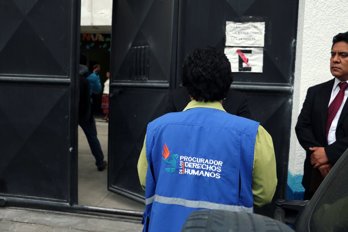 Personal de la PDH inspecciona Hogar Seguro de Quetzaltenango. (Foto Prensa Libre: Carlos Ventura).