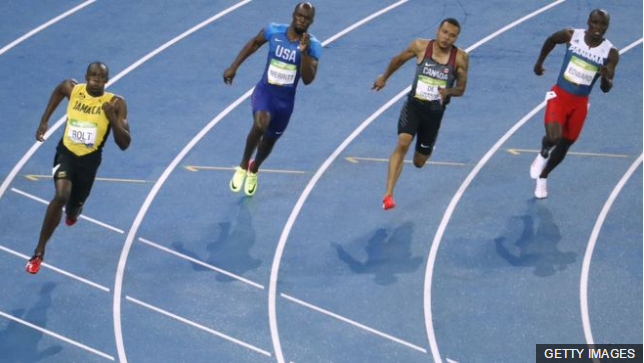Usain Bolt y compañía en la final de los 200 metros en Río 2016. Hoy es difícil concebir una carrera en otra dirección.