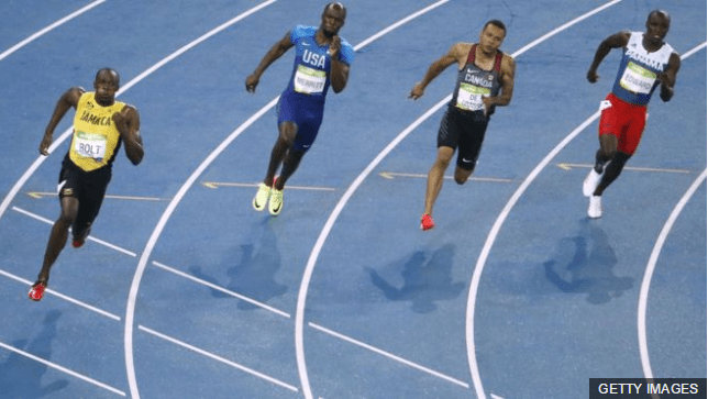 Usain Bolt y compañía en la final de los 200 metros en Río 2016. Hoy es difícil concebir una carrera en otra dirección.