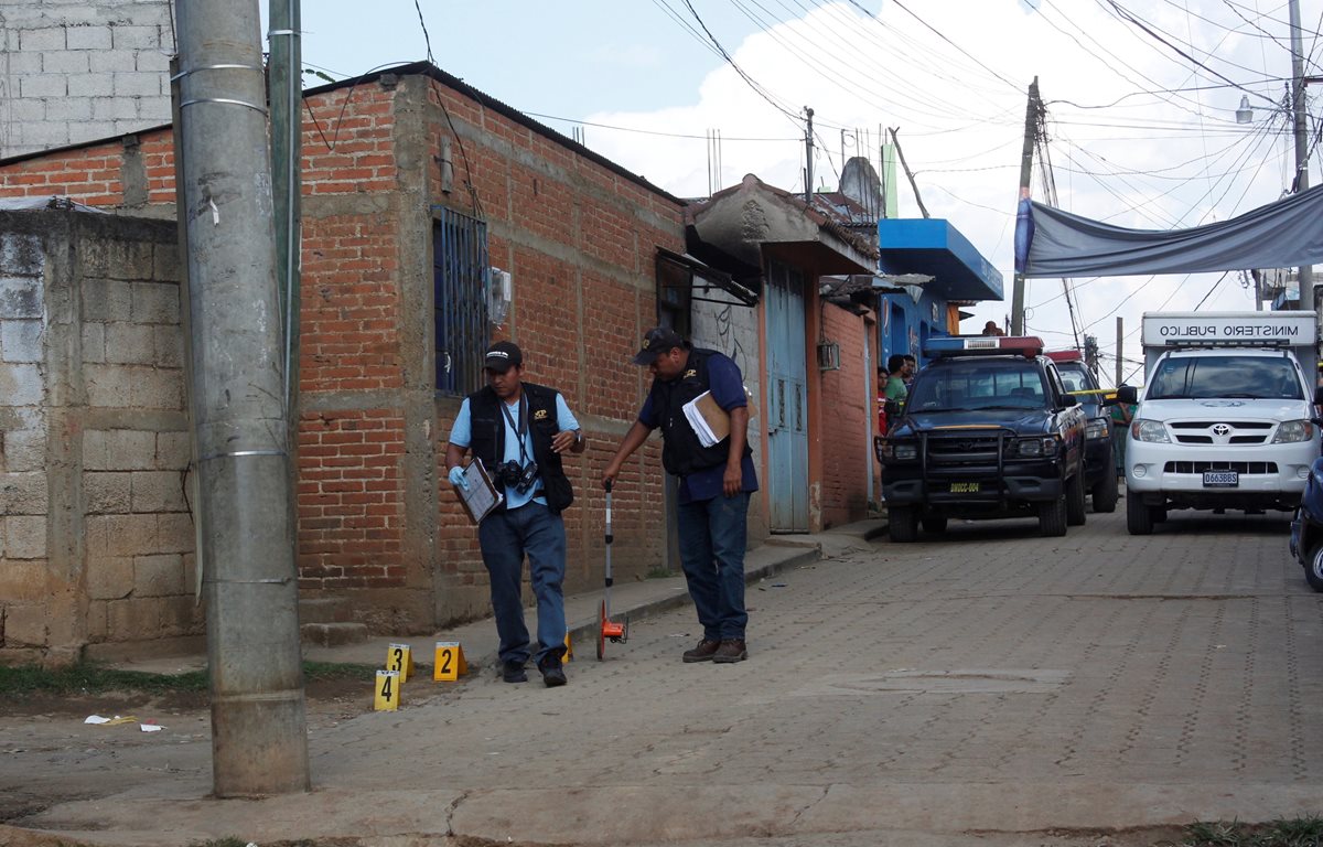 Peritos del Ministerio Público recogen evidencias en la cabecera de Chimaltenango, donde un hombre fue ultimado. (Foto Prensa Libre: Víctor Chamalé)