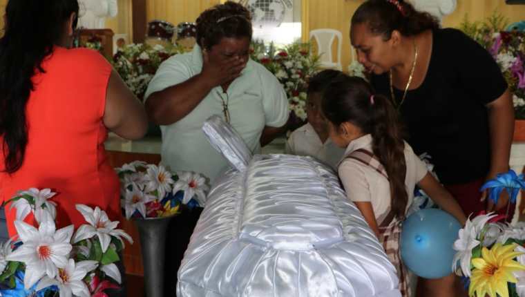 Maestros de la escuela Las Flores, en el velatorio de la niña Yenifer Nájera, quien falleció luego de ser atacada a balazos junto a su familia, en San Benito, Petén. (Foto Prensa Libre: Rigoberto Escobar)