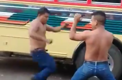 Momento en que ayudante y piloto se enfrentan a golpes en Retalhuleu. (Foto Prensa Libre: Imagen tomada de video).