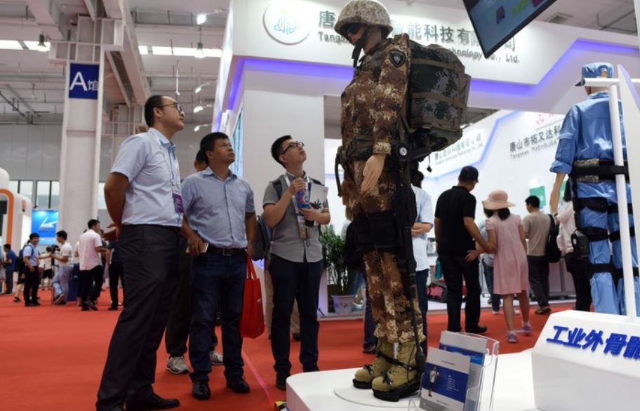 Un exoesqueleto exhibido en el Congreso Mundial de Robots. (Foto Prensa Libre: AFP)
