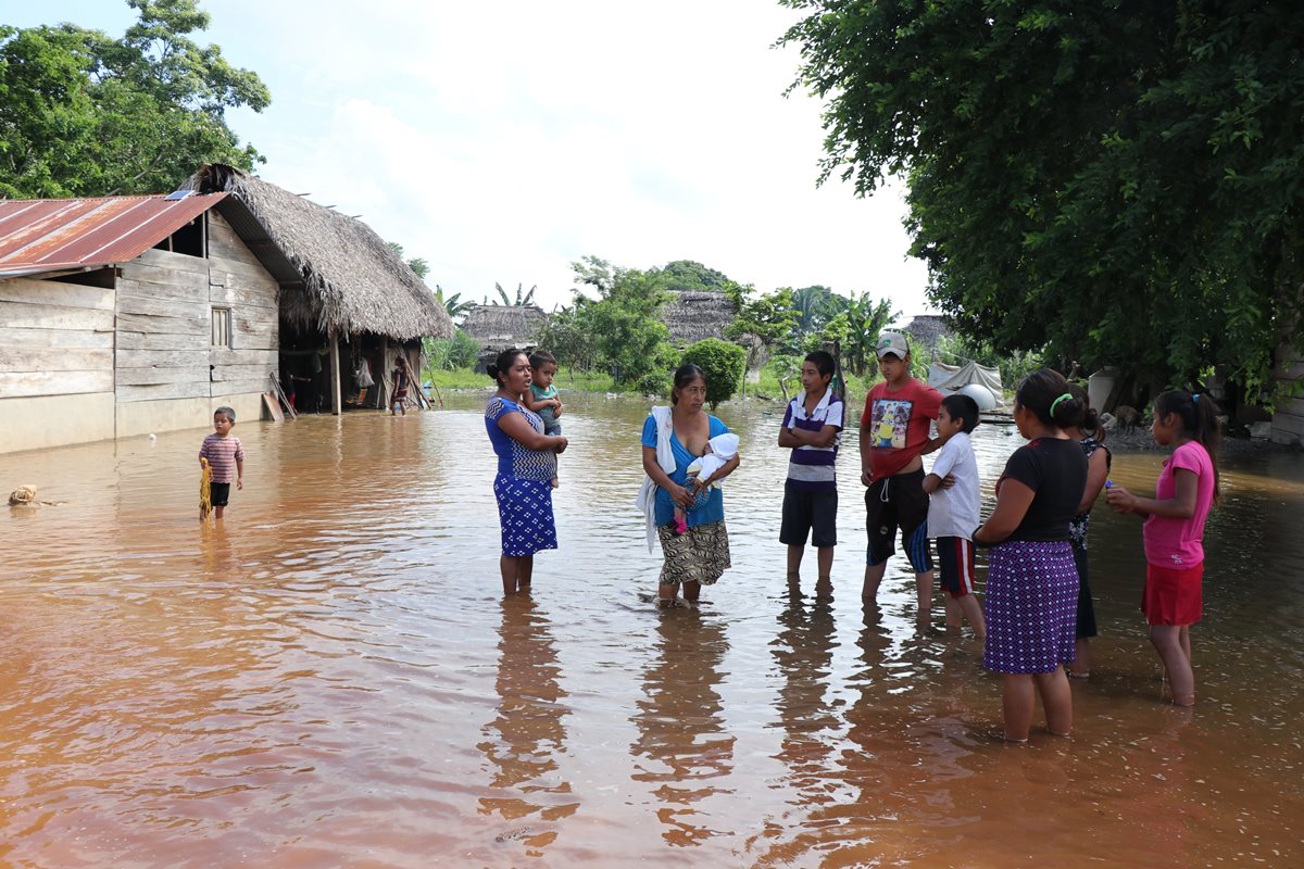 Las lluvias comenzaron a afectar la región el 5 de octubre, y en varios sectores el nivel del agua alcanzó los siete metros de altura. (Foto Prensa Libre: Sam Chum)