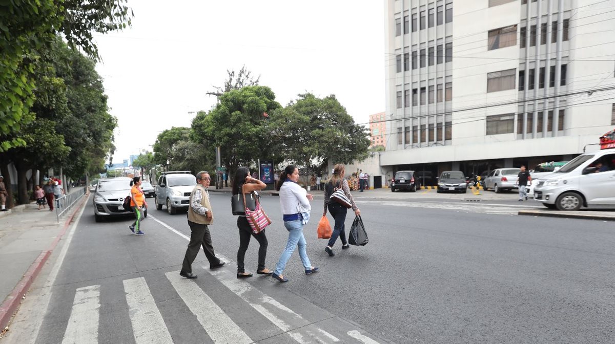 Los peatones que cruzan por la 11 calle de la Avenida Hincapié, zona 13, deben estar atentos a no ser arrollados por vehículos. (Foto Prensa Libre: Érick Ávila)