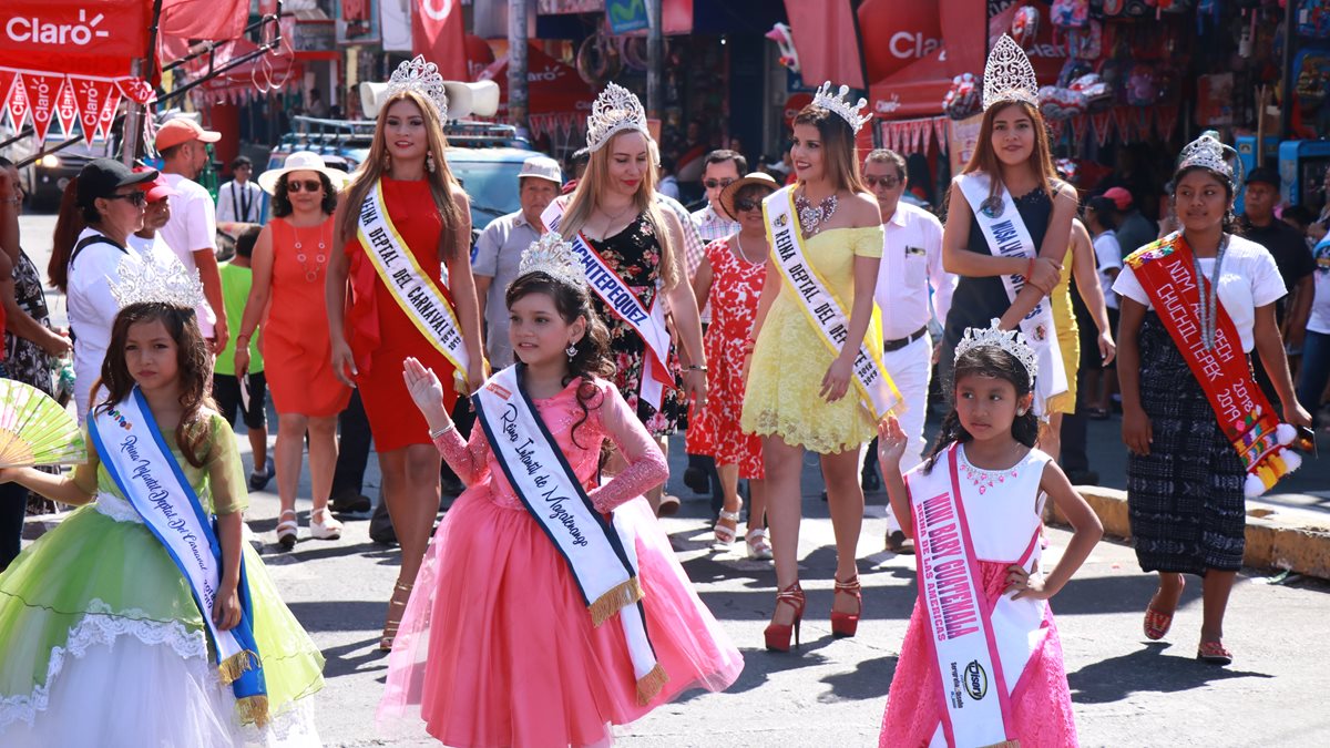 Las reinas electas encabezaron el desfile que recorrió las calles de Mazatenango para luego culminar en el campo donde se ubican los juegos mecánicos. (Foto Prensa Libre: Cristian Icó Soto)