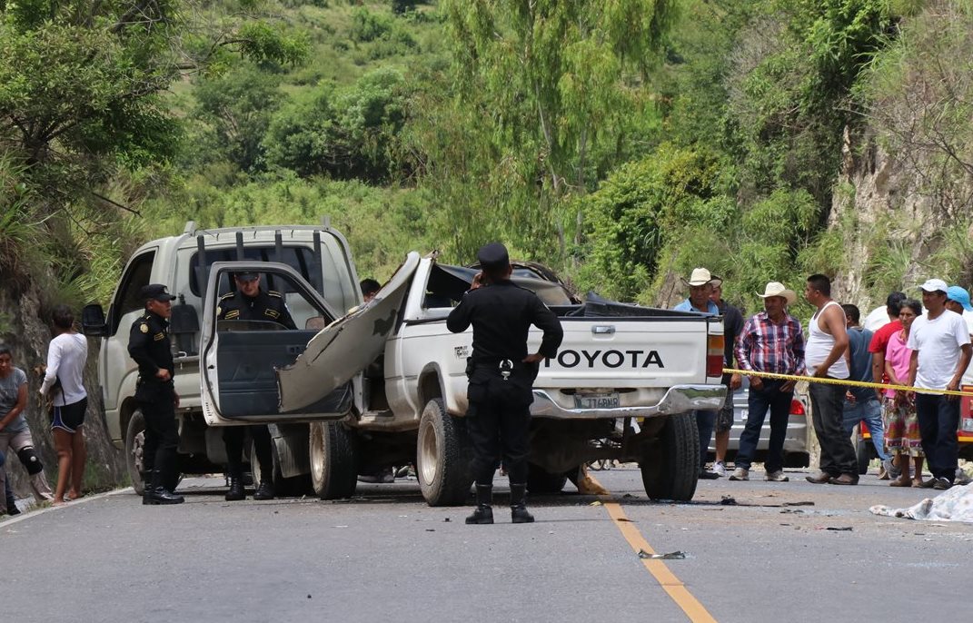 Agentes de la PNC resguardan el lugar donde se produjo el accidente de tránsito. (Foto Prensa Libre: Hugo Oliva)