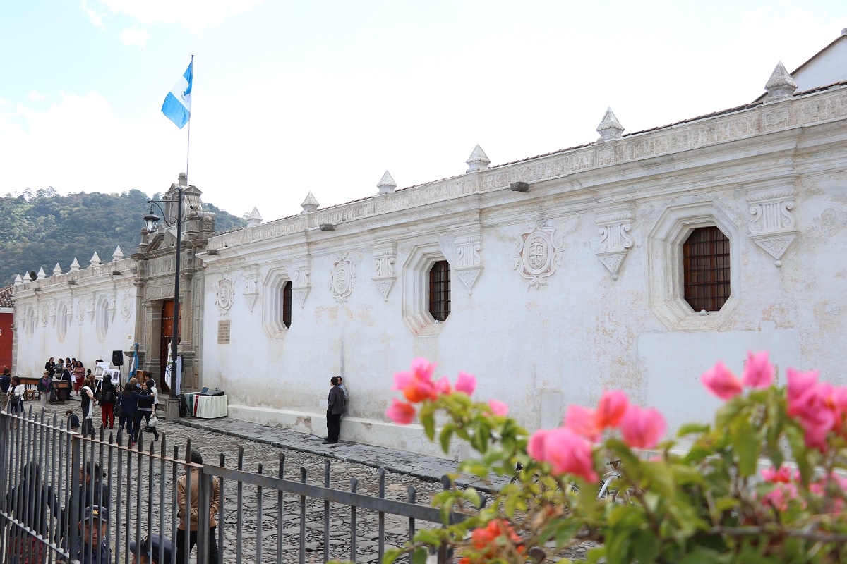 Patronato entregó la restauración de la fachada de la antigua Universidad de San Carlos, que ahora alberga el Museo de Arte Colonial de Antigua Guatemala. (Foto Prensa Libre: Julio Sicán)