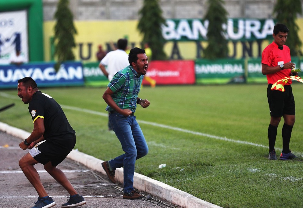 El estratega guatemalteco Amarini Villatoro ganó la serie frente a Cobán, en el juego de ida en Guastatoya. (Foto Prensa Libre: Edwin Fajardo)