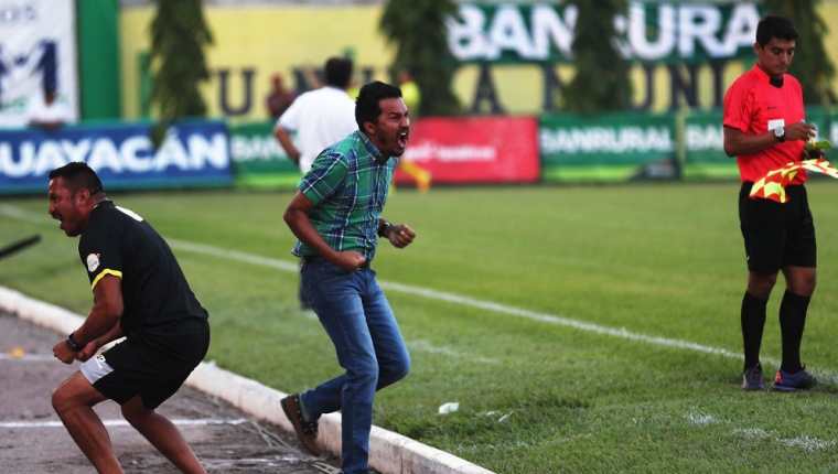 El estratega guatemalteco Amarini Villatoro ganó la serie frente a Cobán, en el juego de ida en Guastatoya. (Foto Prensa Libre: Edwin Fajardo)