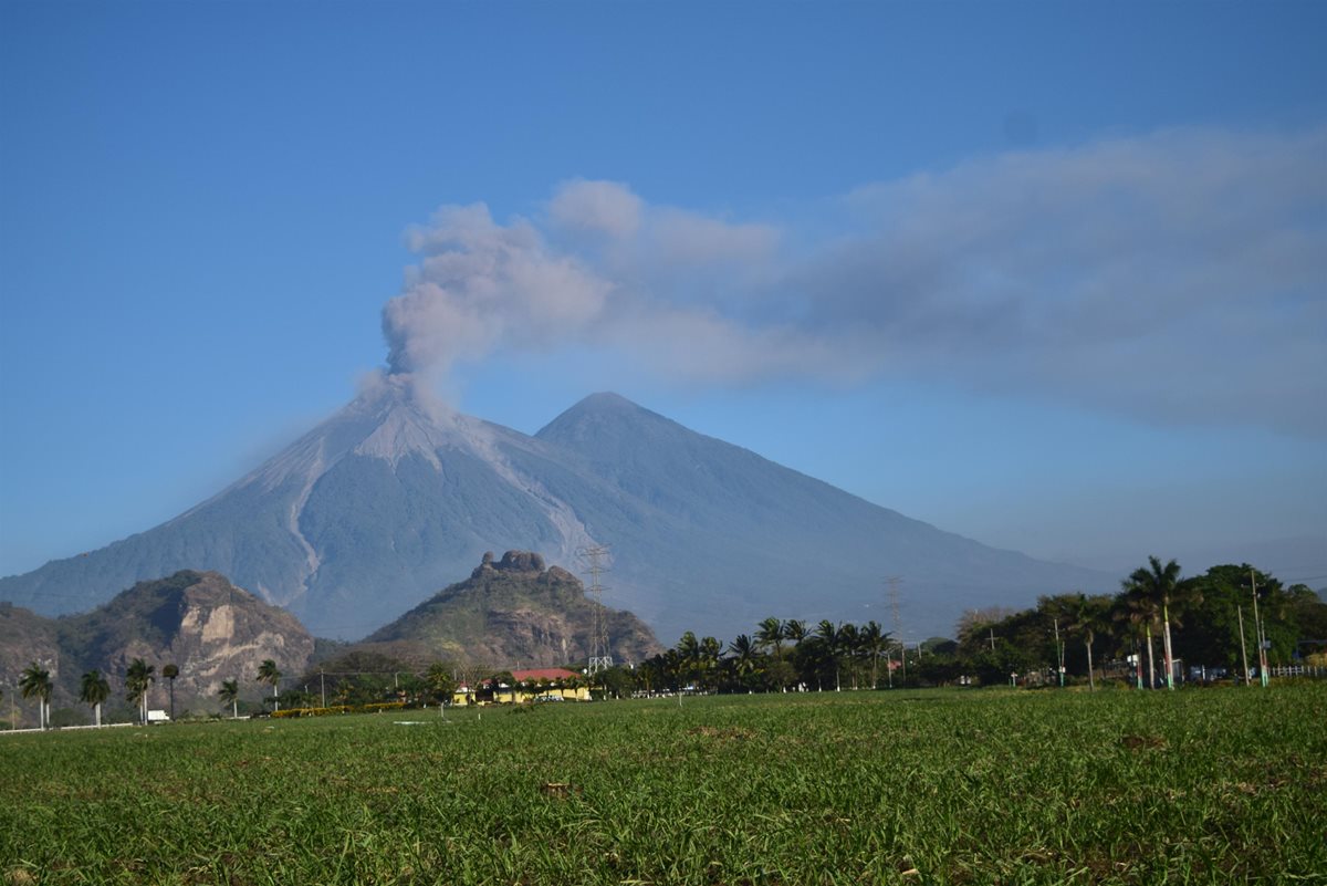 Vista del Volcán de Fuego desde Escuntla, el cual se ha mantenido en erupción por más de 12 horas. (Foto Prensa Libre: Miguel López)