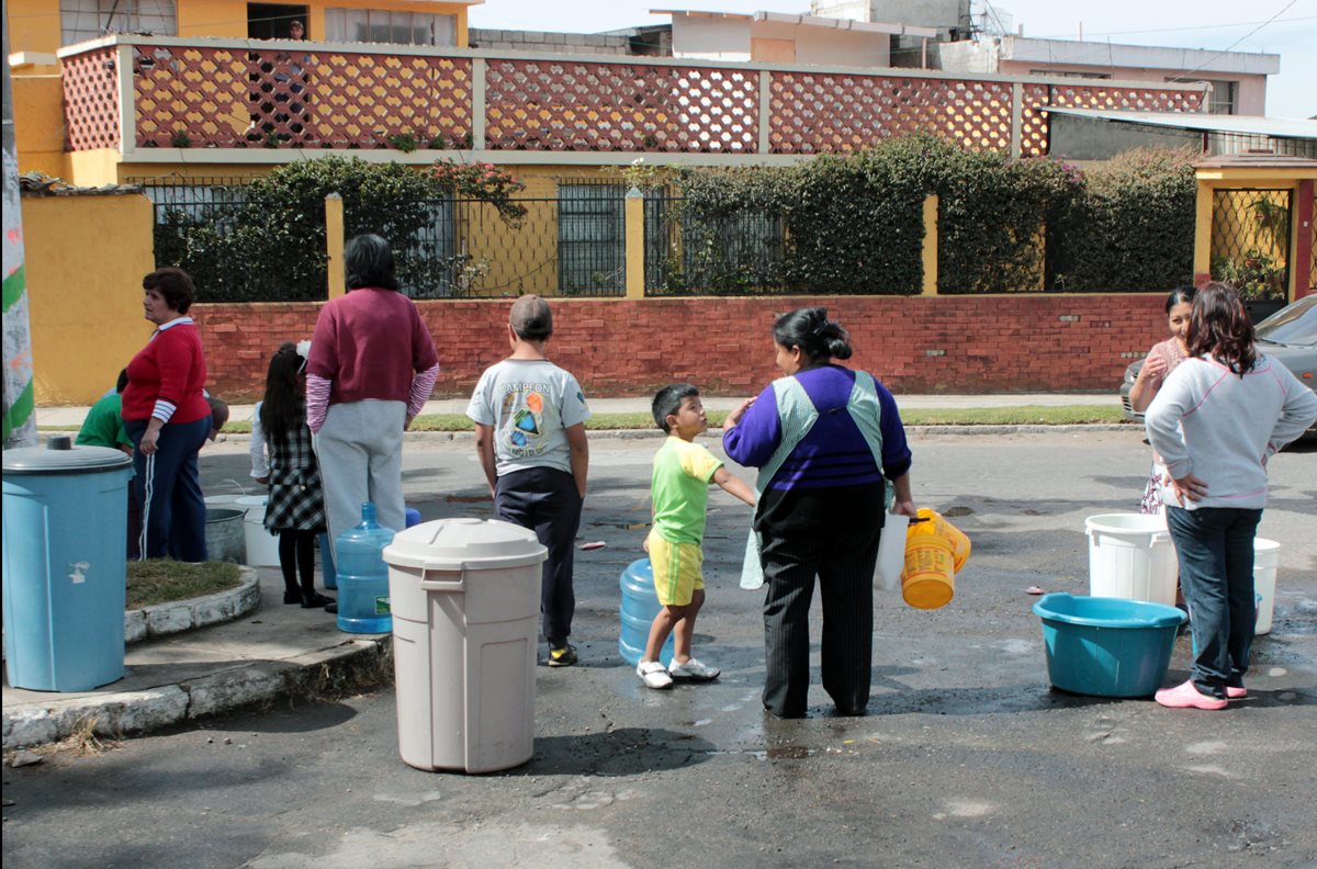 Vecinos de las zonas 4 y 5 de Xela esperan el camión cisterna para abastecerse de agua. (Foto Prensa Libre: Carlos Ventura).