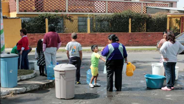 Vecinos de las zonas 4 y 5 de Xela esperan el camión cisterna para abastecerse de agua. (Foto Prensa Libre: Carlos Ventura).